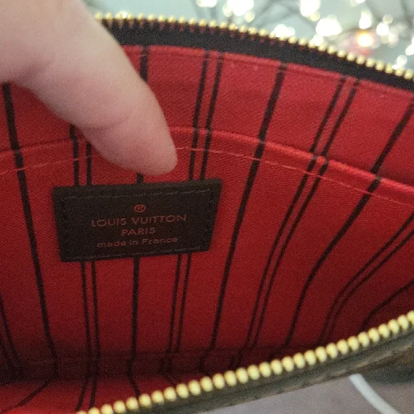 Louis Vuitton Brown Wallet with Iconic Damier Pattern - Picture 4 of 8